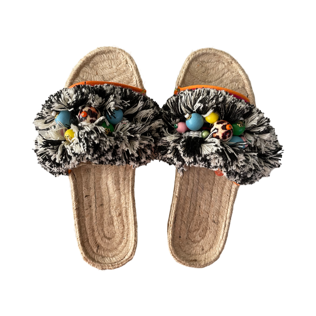 SANDALS - Black and white fringed slides